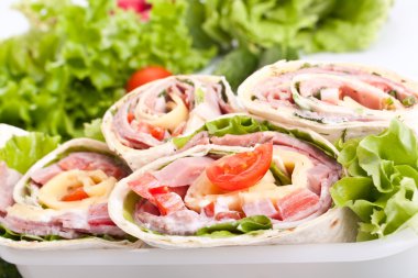 tortilla sarılmış sandviç alır