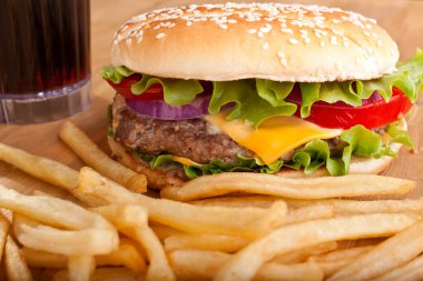 çizburger, kızarmış patates ve bir içki ile