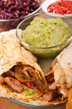 Meksikalı fajitas tavuk ve sığır eti
