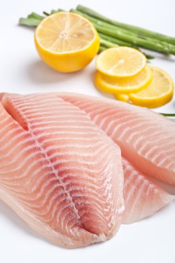 çiğ balık filetoların