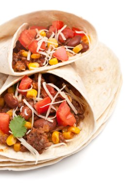 kaydırılan tortilla ile sığır eti biber dolması ve İsviçre peyniri rendesi