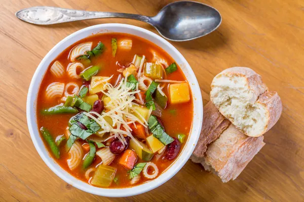 Суп из минестроне с пастой, фасолью и овощами — стоковое фото