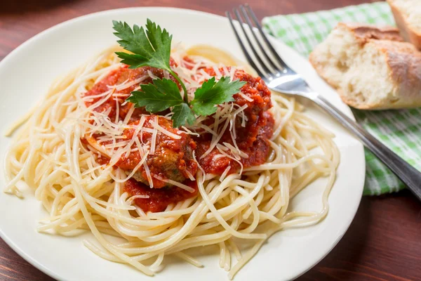 Espaguetis con albóndigas en salsa de tomate —  Fotos de Stock