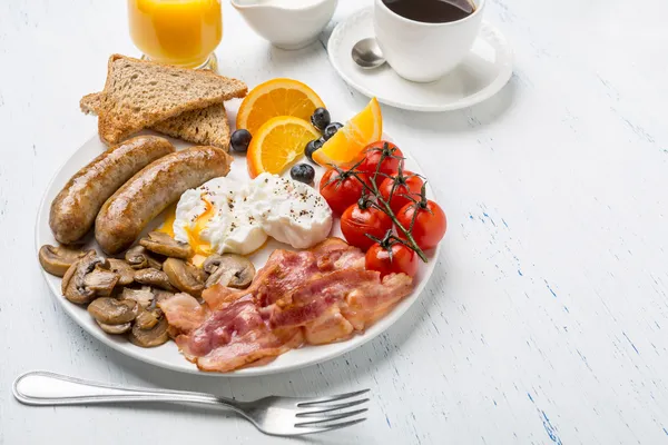 Full English Breakfast with Poached Eggs — Stock Photo, Image