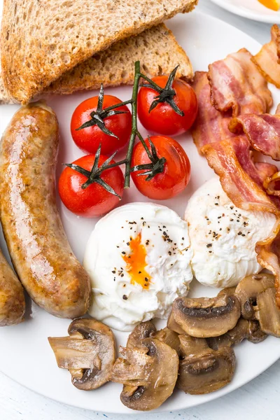 Full English Breakfast with Poached Eggs — Stock Photo, Image