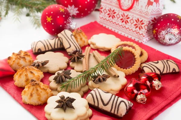 Galletas y decoraciones navideñas —  Fotos de Stock