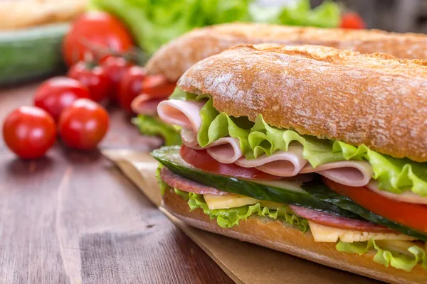 Довгий бутерброд з багетом з салатом — стокове фото