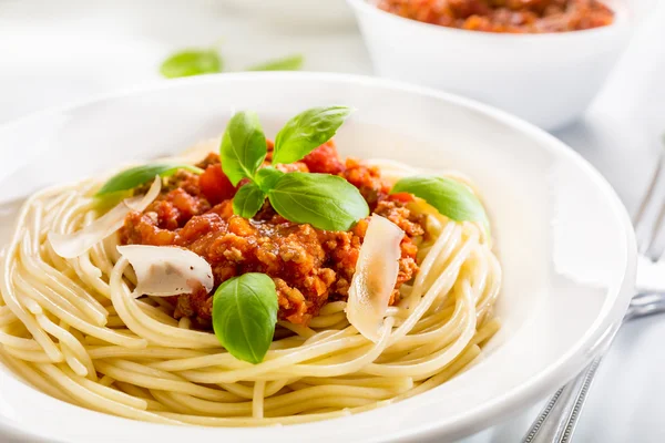 Spaghetti Bolognese with cheese and basil — Stock Photo, Image