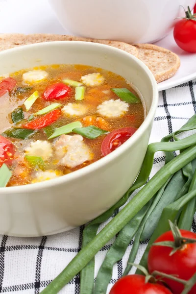 Одна порція курячого та овочевого супу — стокове фото