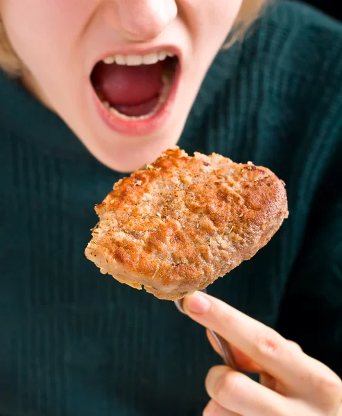 Nő vesz egy falatot a far steak — Stock Fotó