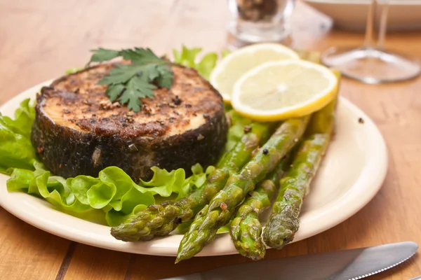 Pikantní grilovaný halibut — Stock fotografie