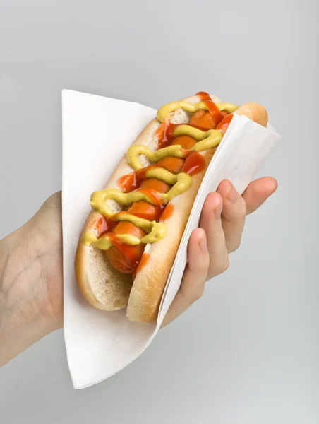 Hot dog con senape e ketchup e cola in mano — Foto Stock