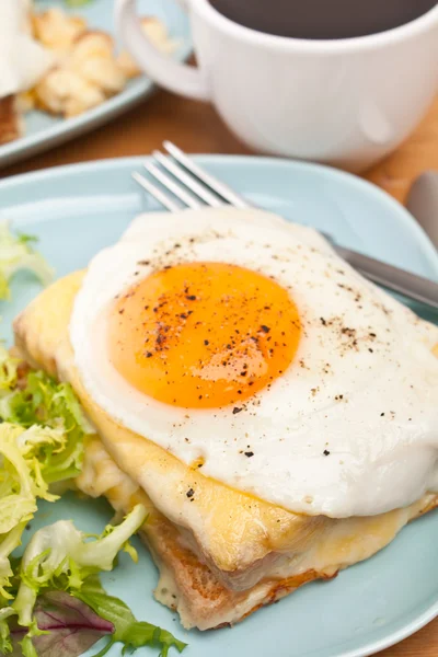 Croque madame (jambon, peynir ve yumurta sandviç) — Stok fotoğraf