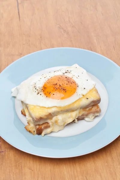 Servieren von croque madame — Stockfoto