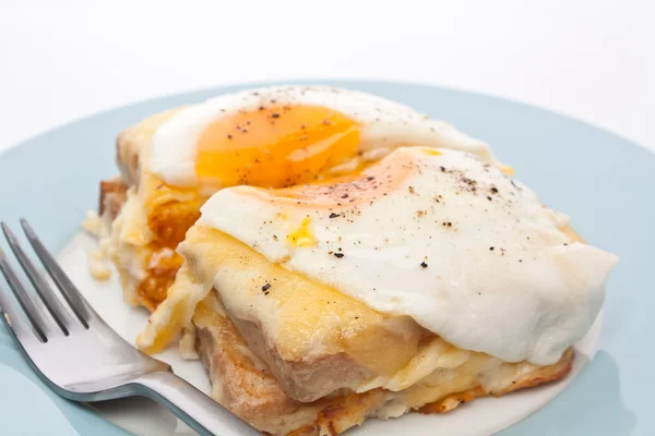 Servering av croque madame — Stockfoto