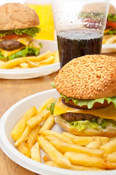 Cheeseburger, patatine fritte e bevande — Foto Stock