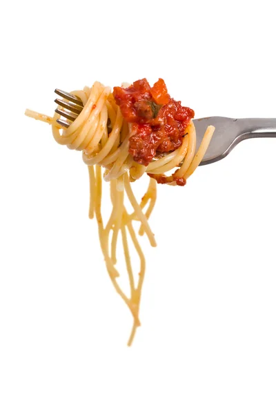 Спагетти с соусом болоньезе висит на вилке на белом спинке — стоковое фото