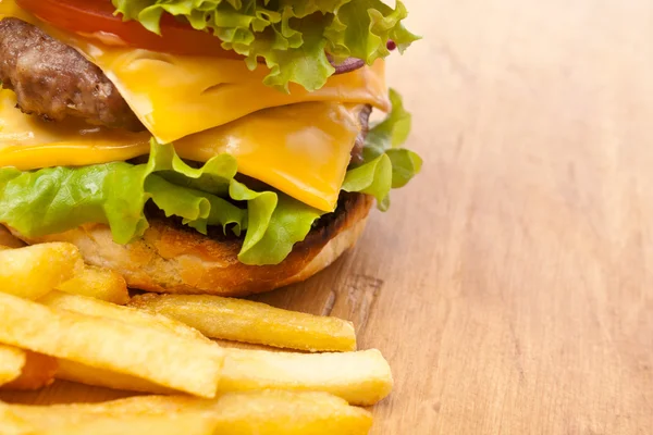 Patatine fritte e grande doppio cheeseburger — Foto Stock