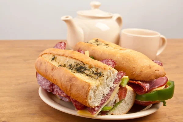 Dos mitades de sándwich de baguette y cola —  Fotos de Stock