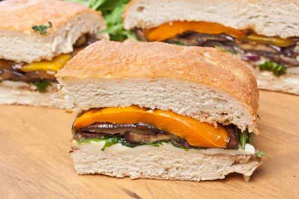 Geperst aubergine en peper sandwich — Stockfoto
