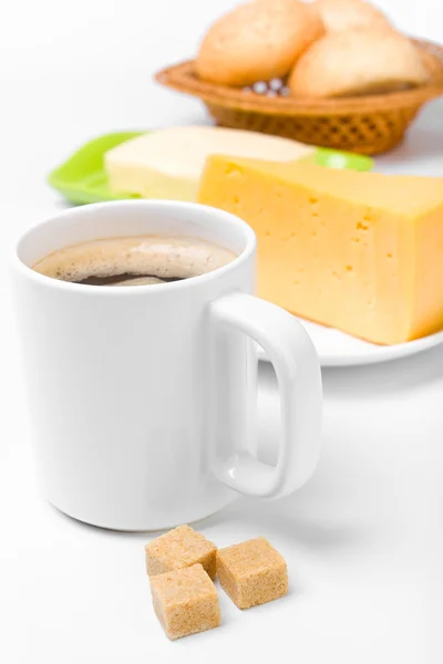 Große Tasse Kaffee mit braunem Zucker, Käse, Butter in einem grünen — Stockfoto