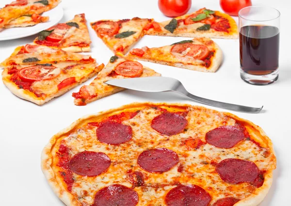 Un primer plano de una pizza entera de salami, rebanada de pizza de margherita — Foto de Stock