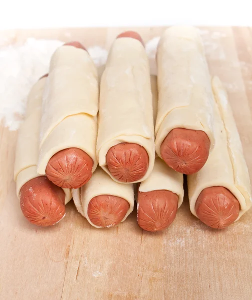 Sette salsicce avvolte in pasta sfoglia cruda — Foto Stock