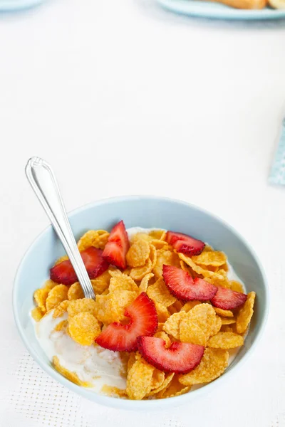 Cornflakes och jordgubbar — Stockfoto