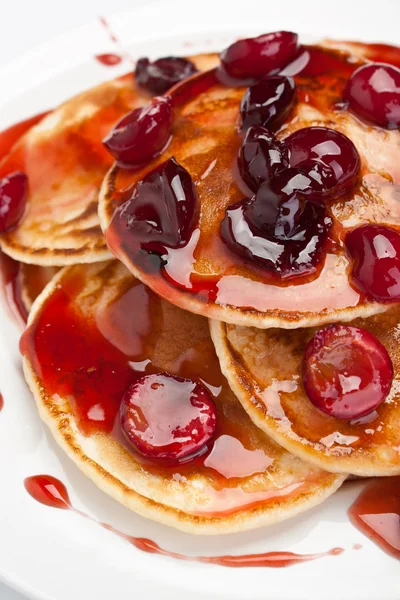 Pannenkoeken met zoete kers saus — Stockfoto