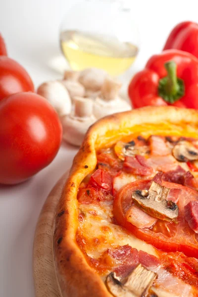 Pizza mit Schinken und Pilzen mit Zutaten — Stockfoto