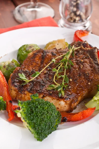 Grilled pork chops with vegetables — Stock Photo, Image