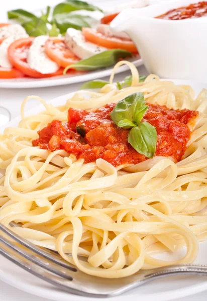 Linguine pasta with fresh tomato sauce and basil — Stock Photo, Image