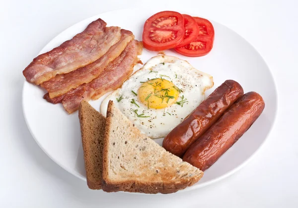 Stegt æg, pølser, bacon og toast - Stock-foto