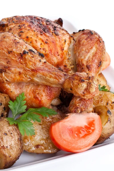 Celý zlatý pečené kuře s pečenými brambory, čerstvé rajče — Stock fotografie