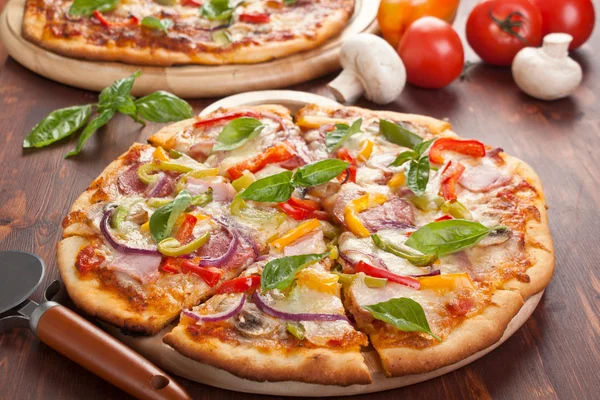Leckere Pizza in Scheiben geschnitten — Stockfoto