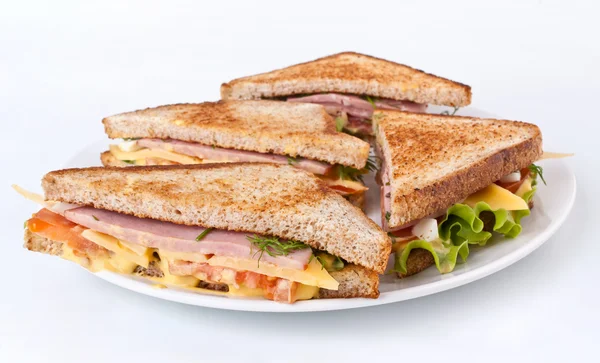 Sla, vlees en kaas sandwiches op geroosterd brood — Stockfoto