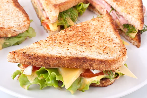 Emparedado de carne, lechuga y queso sobre pan tostado — Foto de Stock