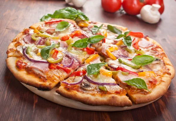 Smakelijke pizza gesneden — Stockfoto