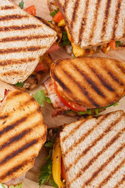 Hot grilled chicken sandwiches — Stock Photo, Image