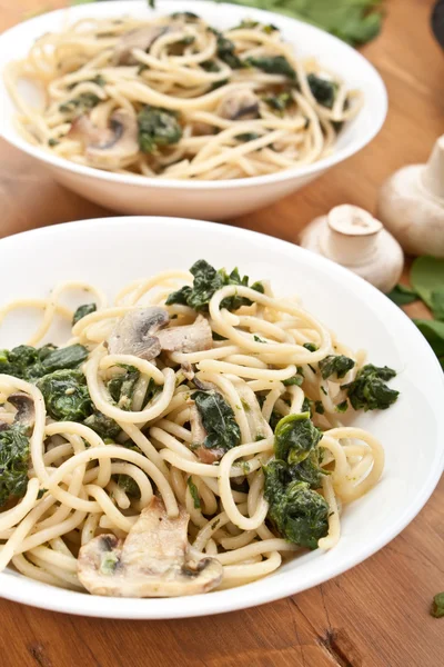 Spaghetti med spenat och champinjoner — Stockfoto