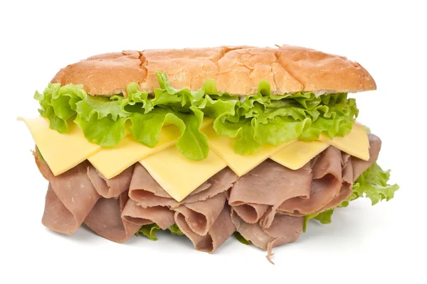 Saboroso sanduíche reformado de carne assada, queijo e alface — Fotografia de Stock