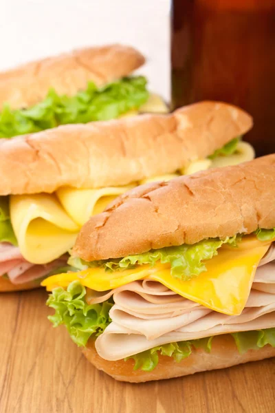 Groep aan smakelijke sandwiches van rundvlees, ham, salami en Turkije — Stockfoto