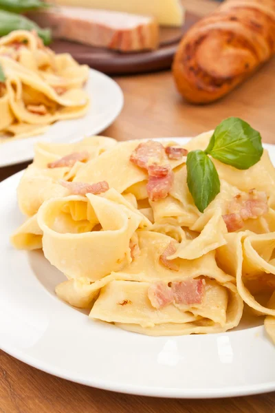 Dos porciones de pasta carbonara casera con albahaca fresca — Foto de Stock