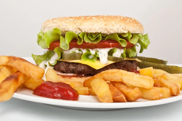 Büyük lezzetli peynirli burger — Stok fotoğraf