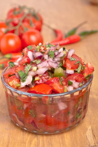 domates, soğan ve Salantro ile salsa