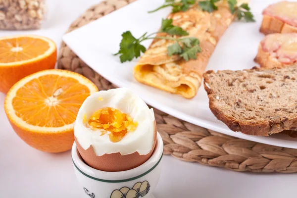 Frukost måltid med en ost omelett — Stockfoto