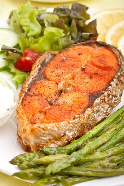 Salmone con verdure, limone e salsa — Foto Stock