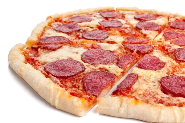 Pizza intera affettata di salame — Foto Stock