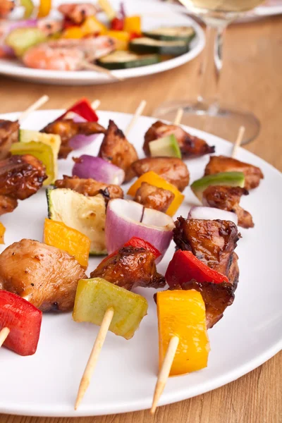 Barevné zeleniny a drůbež grilované kebab — Stock fotografie