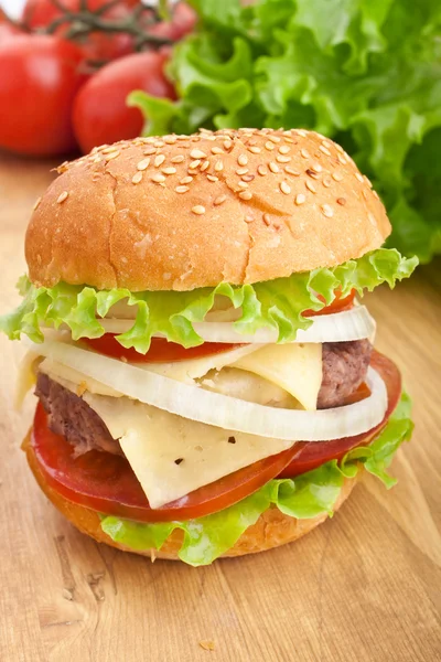 Cheeseburger, with ingredients — Stock Photo, Image